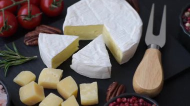 Brie ya da Camembert gibi beyaz Fransız krem peyniri kahvaltı sandviçi yapmak için mükemmeldir. Tasarımınız için gıda arka planı olarak Brie veya Camembert