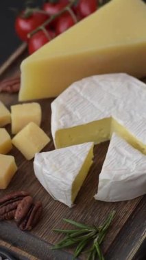 Brie ya da Camembert gibi beyaz Fransız krem peyniri kahvaltı sandviçi yapmak için mükemmeldir. Tasarımınız için gıda arka planı olarak Brie veya Camembert