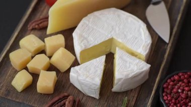 Brie ya da Camembert gibi beyaz Fransız krem peyniri kahvaltı sandviçi yapmak için mükemmeldir. Tasarımınız için gıda arka planı olarak Brie veya Camembert