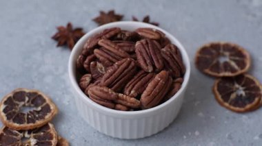 Sağlıklı yiyecek ve atıştırmalıklar için soyulmuş ve kavrulmuş ceviz. Tasarımın için fındık ezmesi..