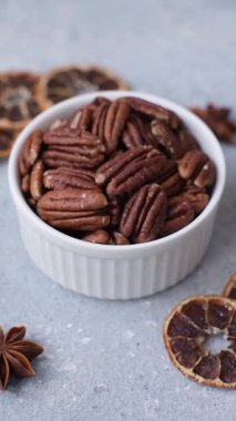 Sağlıklı yiyecek ve atıştırmalıklar için soyulmuş ve kavrulmuş ceviz. Tasarımın için fındık ezmesi..