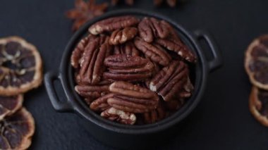 Sağlıklı yiyecek ve atıştırmalıklar için soyulmuş ve kavrulmuş ceviz. Tasarımın için fındık ezmesi..