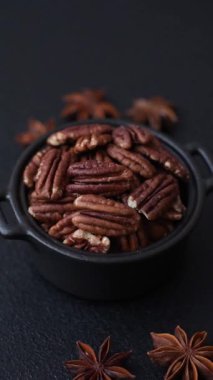 Sağlıklı yiyecek ve atıştırmalıklar için soyulmuş ve kavrulmuş ceviz. Tasarımın için fındık ezmesi..