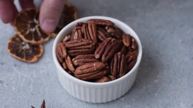 Sağlıklı yiyecek ve atıştırmalıklar için soyulmuş ve kavrulmuş ceviz. Tasarımın için fındık ezmesi..