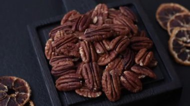 Sağlıklı yiyecek ve atıştırmalıklar için soyulmuş ve kavrulmuş ceviz. Tasarımın için fındık ezmesi..