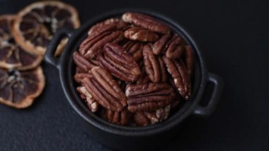 Sağlıklı yiyecek ve atıştırmalıklar için soyulmuş ve kavrulmuş ceviz. Tasarımın için fındık ezmesi..