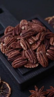 Sağlıklı yiyecek ve atıştırmalıklar için soyulmuş ve kavrulmuş ceviz. Tasarımın için fındık ezmesi..