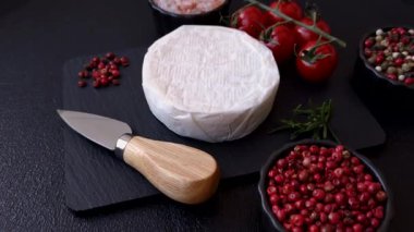 Brie ya da Camembert gibi beyaz Fransız krem peyniri kahvaltı sandviçi yapmak için mükemmeldir. Tasarımınız için gıda arka planı olarak Brie veya Camembert