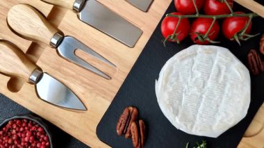 Brie ya da Camembert gibi beyaz Fransız krem peyniri kahvaltı sandviçi yapmak için mükemmeldir. Tasarımınız için gıda arka planı olarak Brie veya Camembert