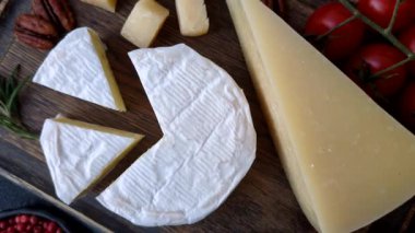 Brie ya da Camembert gibi beyaz Fransız krem peyniri kahvaltı sandviçi yapmak için mükemmeldir. Tasarımınız için gıda arka planı olarak Brie veya Camembert