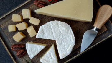 Brie ya da Camembert gibi beyaz Fransız krem peyniri kahvaltı sandviçi yapmak için mükemmeldir. Tasarımınız için gıda arka planı olarak Brie veya Camembert