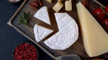 Brie ya da Camembert gibi beyaz Fransız krem peyniri kahvaltı sandviçi yapmak için mükemmeldir. Tasarımınız için gıda arka planı olarak Brie veya Camembert