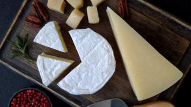 Brie ya da Camembert gibi beyaz Fransız krem peyniri kahvaltı sandviçi yapmak için mükemmeldir. Tasarımınız için gıda arka planı olarak Brie veya Camembert