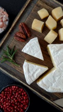 Brie ya da Camembert gibi beyaz Fransız krem peyniri kahvaltı sandviçi yapmak için mükemmeldir. Tasarımınız için gıda arka planı olarak Brie veya Camembert