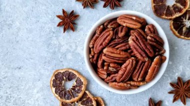 Sağlıklı yiyecek ve atıştırmalıklar için soyulmuş ve kavrulmuş ceviz. Tasarımın için fındık ezmesi..