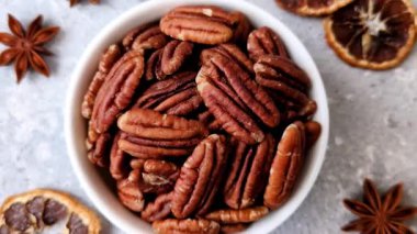 Sağlıklı yiyecek ve atıştırmalıklar için soyulmuş ve kavrulmuş ceviz. Tasarımın için fındık ezmesi..