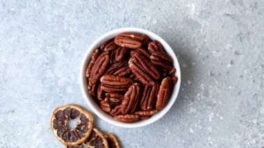 Sağlıklı yiyecek ve atıştırmalıklar için soyulmuş ve kavrulmuş ceviz. Tasarımın için fındık ezmesi..