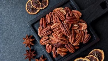 Sağlıklı yiyecek ve atıştırmalıklar için soyulmuş ve kavrulmuş ceviz. Tasarımın için fındık ezmesi..