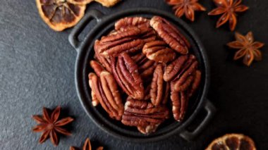 Sağlıklı yiyecek ve atıştırmalıklar için soyulmuş ve kavrulmuş ceviz. Tasarımın için fındık ezmesi..