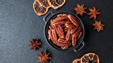 Sağlıklı yiyecek ve atıştırmalıklar için soyulmuş ve kavrulmuş ceviz. Tasarımın için fındık ezmesi..