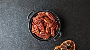 Sağlıklı yiyecek ve atıştırmalıklar için soyulmuş ve kavrulmuş ceviz. Tasarımın için fındık ezmesi..