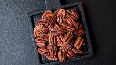 Sağlıklı yiyecek ve atıştırmalıklar için soyulmuş ve kavrulmuş ceviz. Tasarımın için fındık ezmesi..