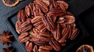 Sağlıklı yiyecek ve atıştırmalıklar için soyulmuş ve kavrulmuş ceviz. Tasarımın için fındık ezmesi..