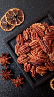 Sağlıklı yiyecek ve atıştırmalıklar için soyulmuş ve kavrulmuş ceviz. Tasarımın için fındık ezmesi..