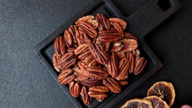 Sağlıklı yiyecek ve atıştırmalıklar için soyulmuş ve kavrulmuş ceviz. Tasarımın için fındık ezmesi..