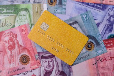 Bir terminal ya da internet üzerinden ulaşılamayan nakit ödemeler için bir kredi kartı. Finansal geçmiş için kredi kartı