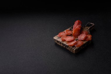 Kahvaltıda hindiden ya da domuz etinden yapılan dilimlenmiş kuru sosis. Dilimlenmiş füme sosis tasarımınız için gıda arka planı.