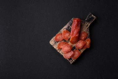 Kahvaltıda hindiden ya da domuz etinden yapılan dilimlenmiş kuru sosis. Dilimlenmiş füme sosis tasarımınız için gıda arka planı.