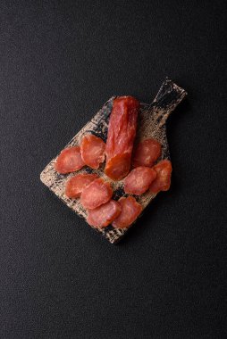 Kahvaltıda hindiden ya da domuz etinden yapılan dilimlenmiş kuru sosis. Dilimlenmiş füme sosis tasarımınız için gıda arka planı.