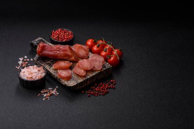 Kahvaltıda hindiden ya da domuz etinden yapılan dilimlenmiş kuru sosis. Dilimlenmiş füme sosis tasarımınız için gıda arka planı.