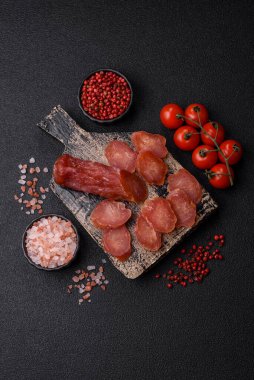 Kahvaltıda hindiden ya da domuz etinden yapılan dilimlenmiş kuru sosis. Dilimlenmiş füme sosis tasarımınız için gıda arka planı.