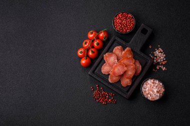 Kahvaltıda hindiden ya da domuz etinden yapılan dilimlenmiş kuru sosis. Dilimlenmiş füme sosis tasarımınız için gıda arka planı.