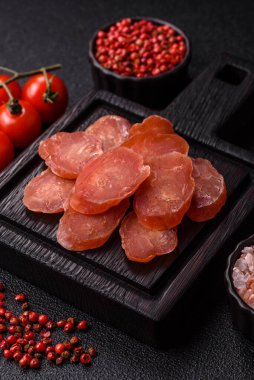 Kahvaltıda hindiden ya da domuz etinden yapılan dilimlenmiş kuru sosis. Dilimlenmiş füme sosis tasarımınız için gıda arka planı.