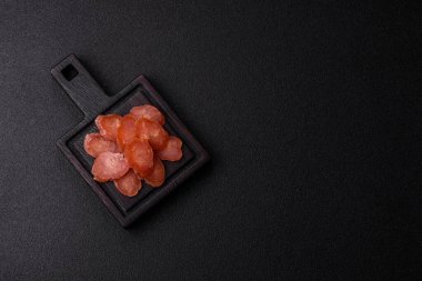 Kahvaltıda hindiden ya da domuz etinden yapılan dilimlenmiş kuru sosis. Dilimlenmiş füme sosis tasarımınız için gıda arka planı.