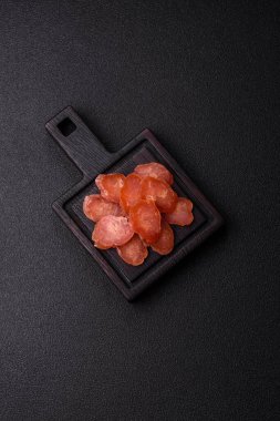 Kahvaltıda hindiden ya da domuz etinden yapılan dilimlenmiş kuru sosis. Dilimlenmiş füme sosis tasarımınız için gıda arka planı.