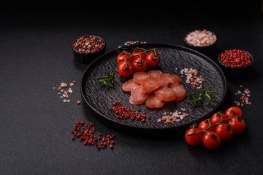 Kahvaltıda hindiden ya da domuz etinden yapılan dilimlenmiş kuru sosis. Dilimlenmiş füme sosis tasarımınız için gıda arka planı.