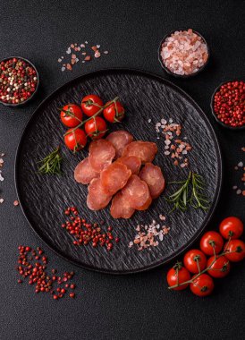 Kahvaltıda hindiden ya da domuz etinden yapılan dilimlenmiş kuru sosis. Dilimlenmiş füme sosis tasarımınız için gıda arka planı.