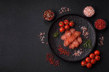 Kahvaltıda hindiden ya da domuz etinden yapılan dilimlenmiş kuru sosis. Dilimlenmiş füme sosis tasarımınız için gıda arka planı.