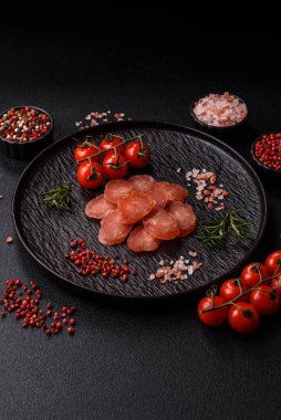 Kahvaltıda hindiden ya da domuz etinden yapılan dilimlenmiş kuru sosis. Dilimlenmiş füme sosis tasarımınız için gıda arka planı.