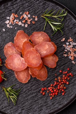 Kahvaltıda hindiden ya da domuz etinden yapılan dilimlenmiş kuru sosis. Dilimlenmiş füme sosis tasarımınız için gıda arka planı.