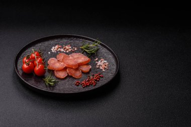 Kahvaltıda hindiden ya da domuz etinden yapılan dilimlenmiş kuru sosis. Dilimlenmiş füme sosis tasarımınız için gıda arka planı.