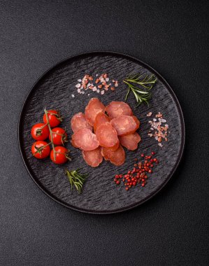 Kahvaltıda hindiden ya da domuz etinden yapılan dilimlenmiş kuru sosis. Dilimlenmiş füme sosis tasarımınız için gıda arka planı.