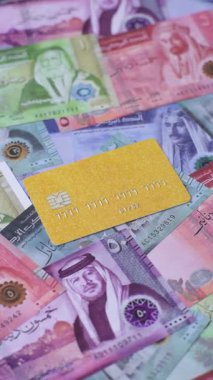 Bir terminal ya da internet üzerinden ulaşılamayan nakit ödemeler için bir kredi kartı. Finansal geçmiş için kredi kartı