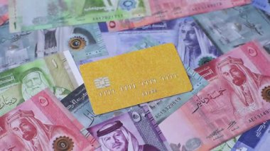 Bir terminal ya da internet üzerinden ulaşılamayan nakit ödemeler için bir kredi kartı. Finansal geçmiş için kredi kartı