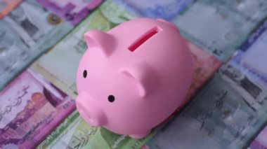 Bir domuz kumbarası depolama, biriktirme ve finansal kaynaklar biriktirme konsepti olarak kullanılıyor. Tasarımınız için bir kumbara.