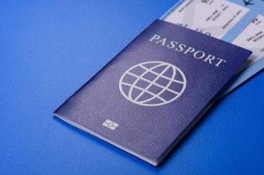 Yurtdışına seyahat, seyahat ve seyahatler için yabancı vizeli bir pasaport. Tasarımınız için uluslararası bir pasaport